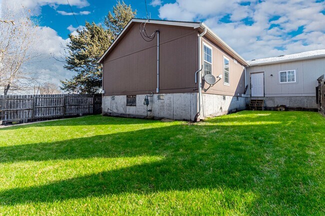 Building Photo - Duplex with fenced in yard