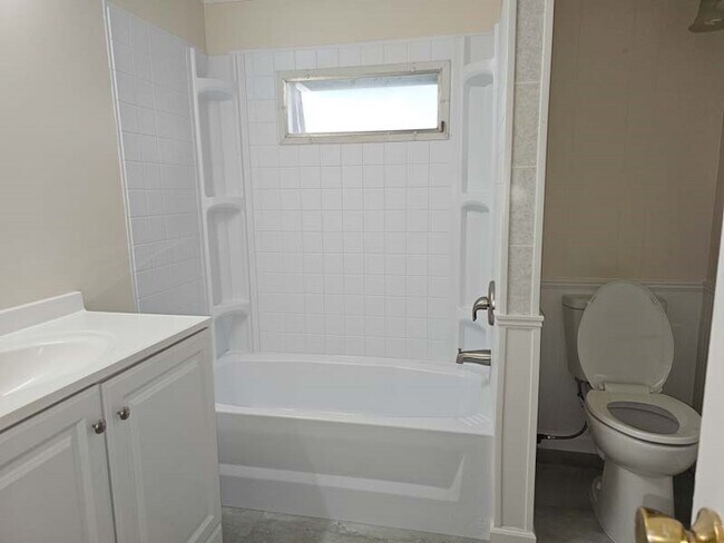 Foto del edificio - 11 Lakeshore Dr