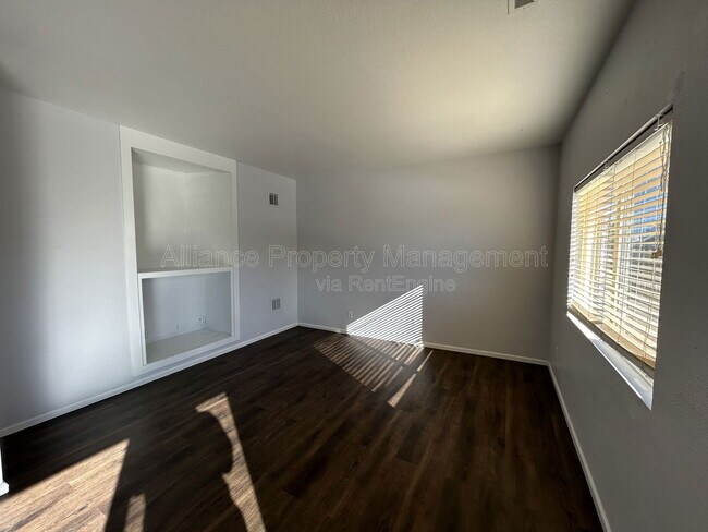 Building Photo - 878 Rancher Dr