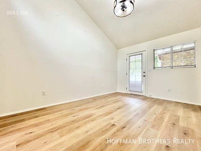 Building Photo - 2448 Beachwood Dr