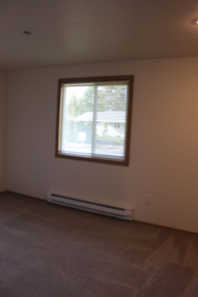 Building Photo - 3 bedroom 1 bath home in Hillsboro near Max line