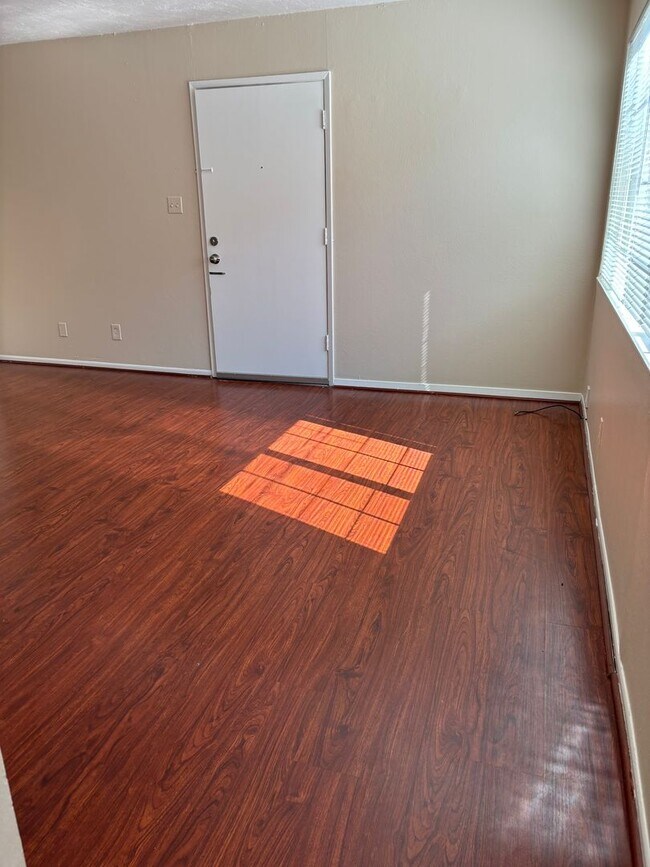 Building Photo - HALF OFF 1ST MONTH'S RENT! Cozy 2 Bed 1 Ba...