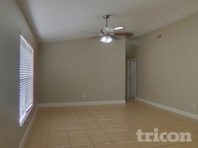 Foto del edificio - 9808 Red Clover Ave