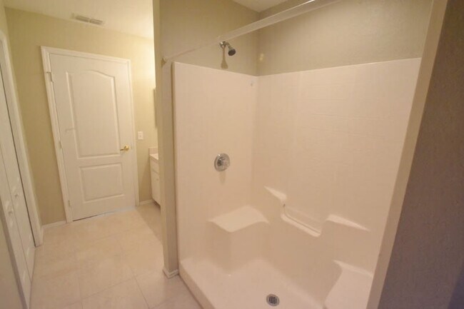 Building Photo - 7988 Oak Run Cir