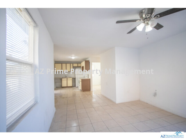 Building Photo - wow! cute, clean and cozy globe 2/1 apartm...