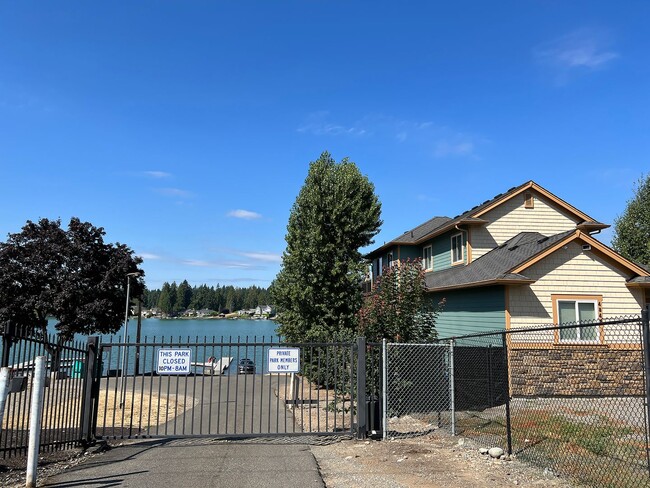 Building Photo - Lake tapps waterfront MIL Apartment with c...