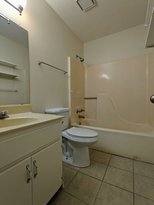 Building Photo - 2 bed 1 bath on quiet street!