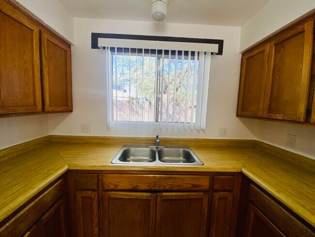 Building Photo - Spacious Townhome Style Home with Large Ya...