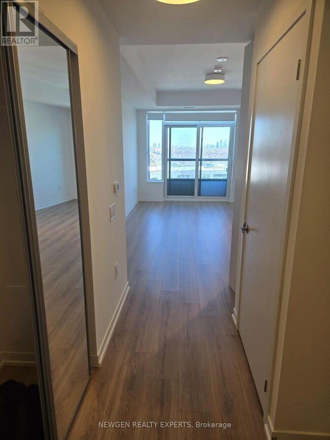 Photo du bâtiment - 2485 Eglinton Ave W