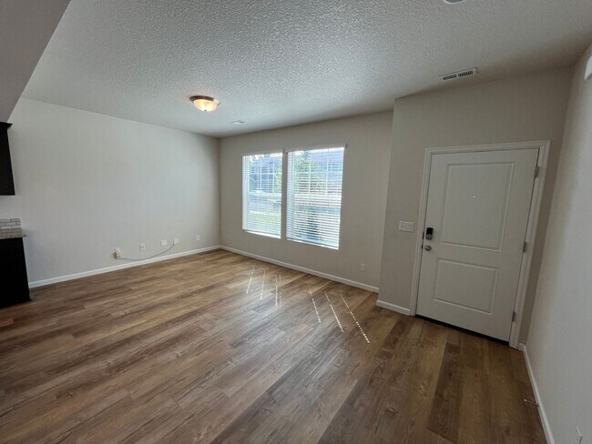 Building Photo - Three Bedroom House in SE Bend with Community Pool
