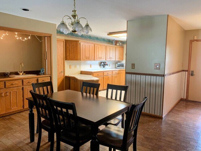 Comedor - 107 S Abbey Ln