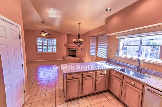 Foto del edificio - 10691 E Northern Crest Dr