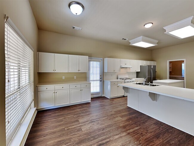 Foto del edificio - 13143 Mills River St