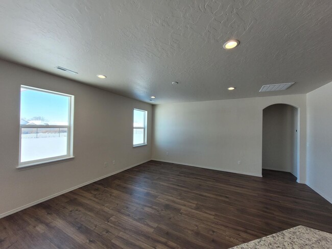 Building Photo - Stunning home in N.E. Nampa