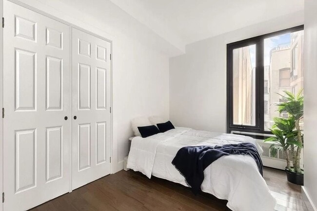 Foto del edificio - 399 E 8th St