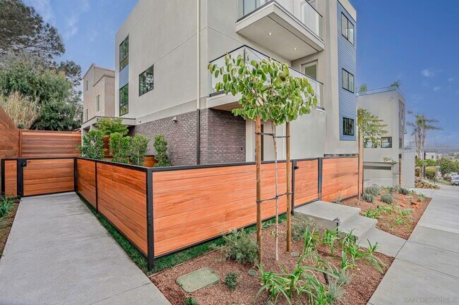 Building Photo - 2126 San Clemente St