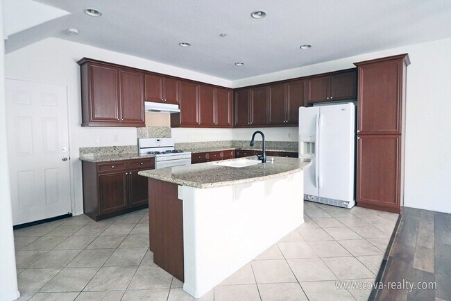 Building Photo - Spacious & luxurious 4 bedroom and 2.5 bat...