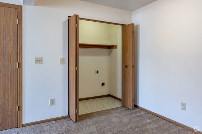1 BR, 1 BA - 750SF - Washer and Dryer Hookup - Waterford Pointe