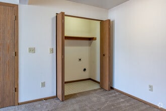 1 BR, 1 BA - 750SF - Washer and Dryer Hookup - Waterford Pointe