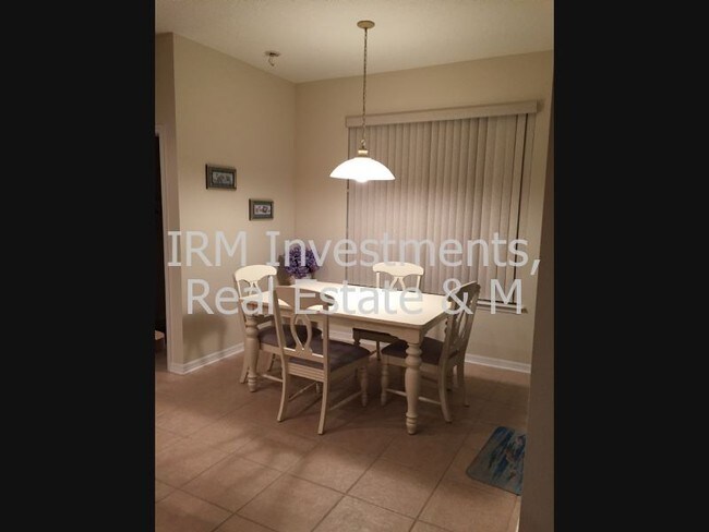 Building Photo - 3 bedroom with den/office and private POOL