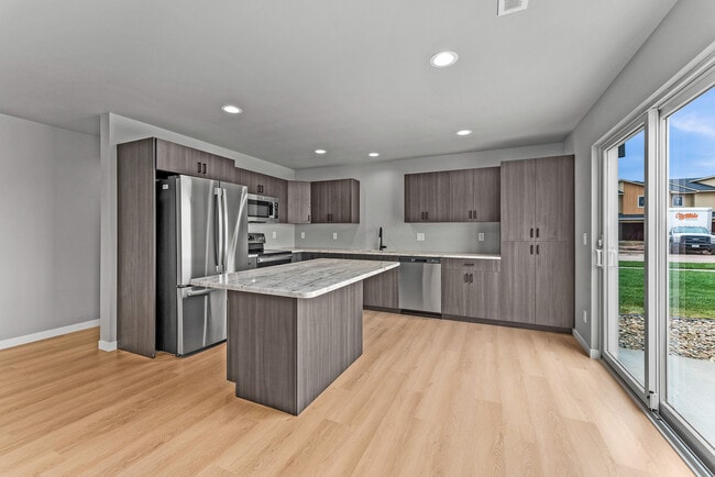 Building Photo - 535 Harper Cir