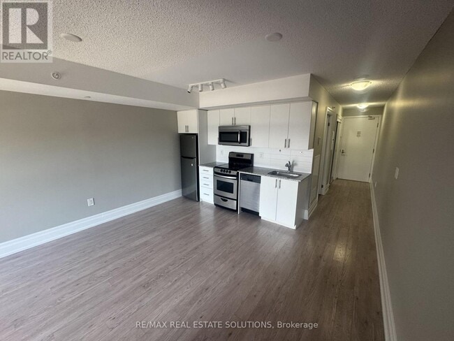 Building Photo - 800-800 Lawrence Ave W