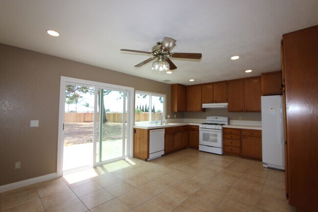 Foto del edificio - Beautiful 4 bedroom 2 bathroom home in Mira Mesa available now