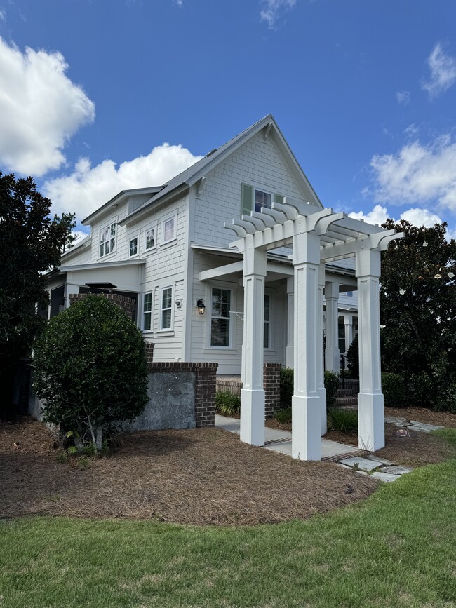 Foto del edificio - 819 Meadowsweet Ln