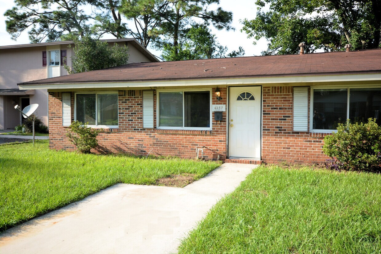 6137 Longchamp Dr, Jacksonville, FL 32244 House Rental in
