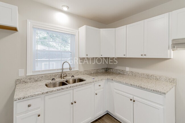 Foto del edificio - HOLIDAY SPECIAL! SIGN A LEASE BY NOVEMBER ...