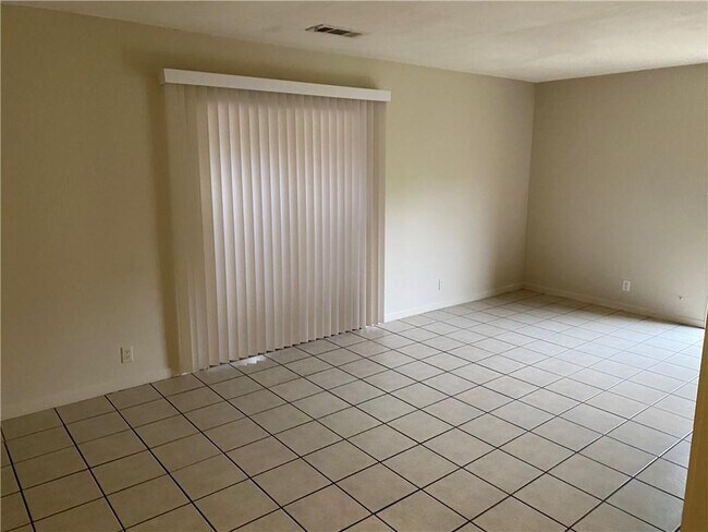 Building Photo - 2204 Mission Hill Dr
