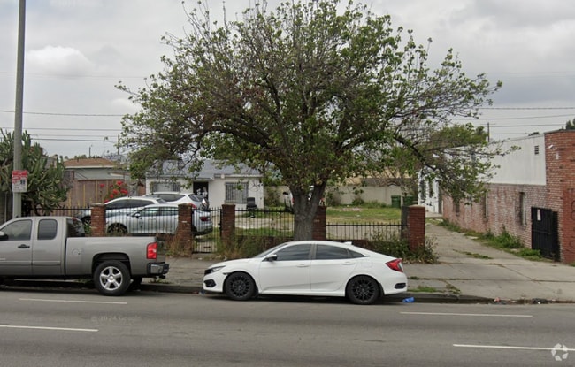 Building Photo - 1513 W Florence Ave