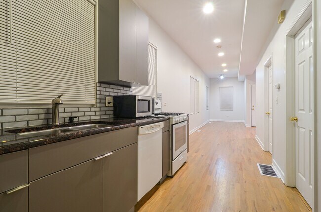 Foto del edificio - 3048 N Clybourn Ave