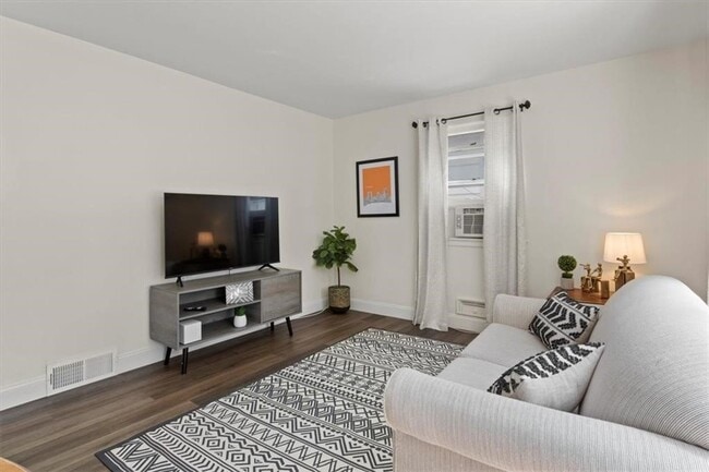 Building Photo - 130 Raleigh St