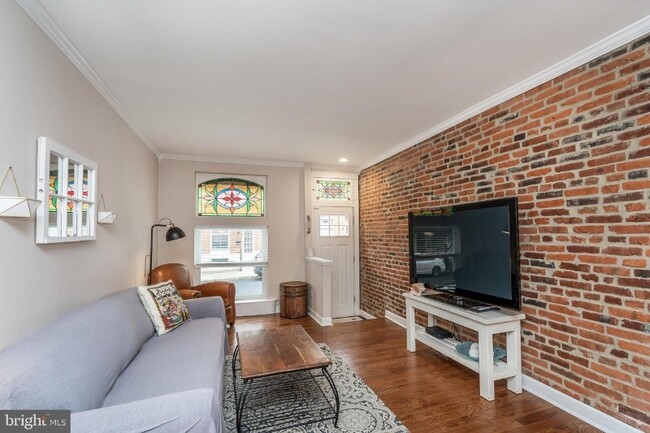 Building Photo - 612 S Decker Ave