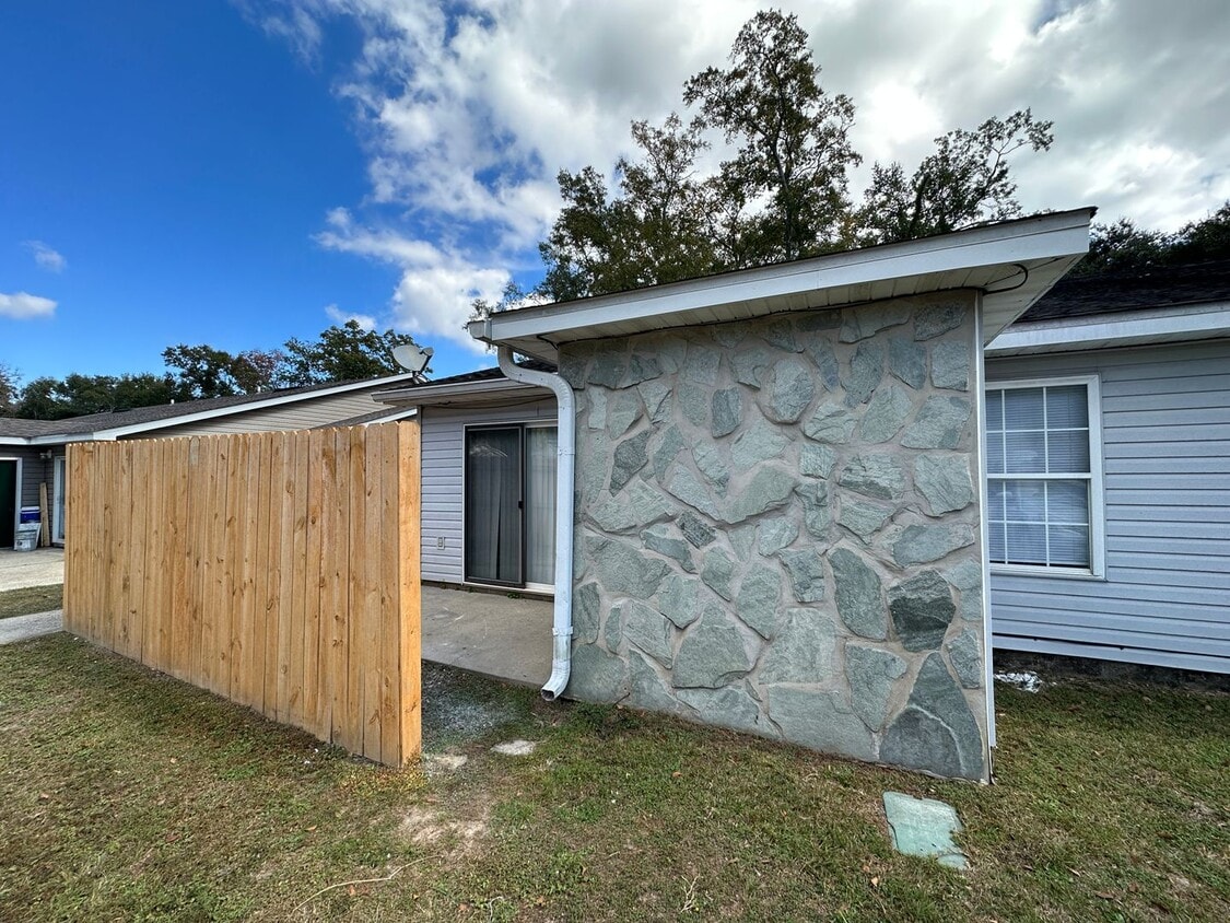 Primary Photo - 2 Bedroom 2 bath for rent ~ water, sewer, ...
