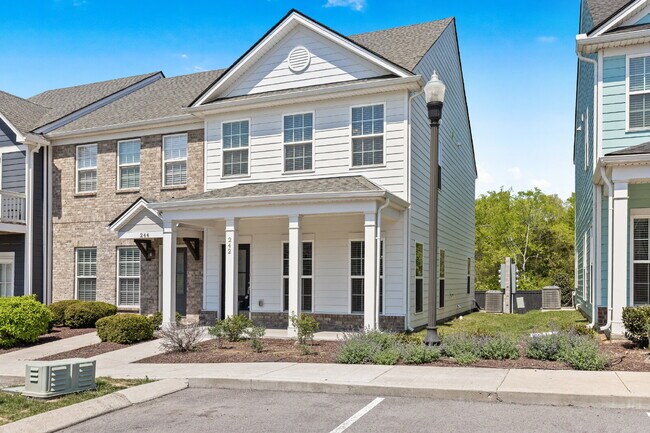 Foto del edificio - Luxury End-Unit Townhome Near 386 & Long Hollow Pike | Designer Finishes, Prime Location & Mainte...