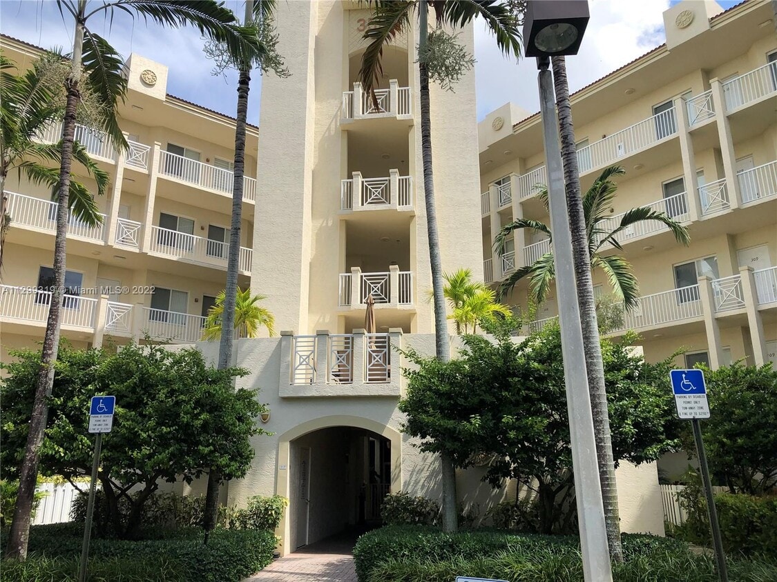 3500 Oaks Clubhouse Dr Unit 107, Pompano Beach, FL 33069 Condo for