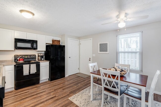 Large Country Kitchen - 1,1158 SF - Worthington Commons-Worthington City School District