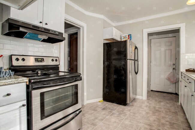 Foto del edificio - 2233 E 69th St