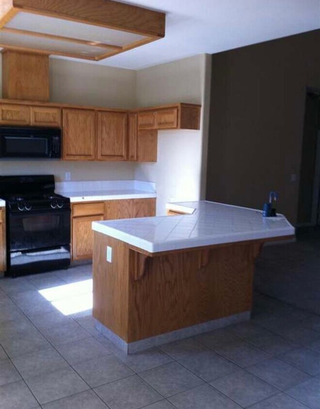Foto del edificio - Madera Home 3 bedroom/2 bath in New Parkwood