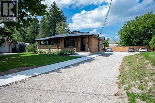 Building Photo - 10 Cardinal Crescent N