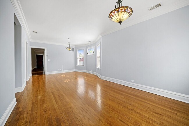 Building Photo - 4116 W Cornelia Ave