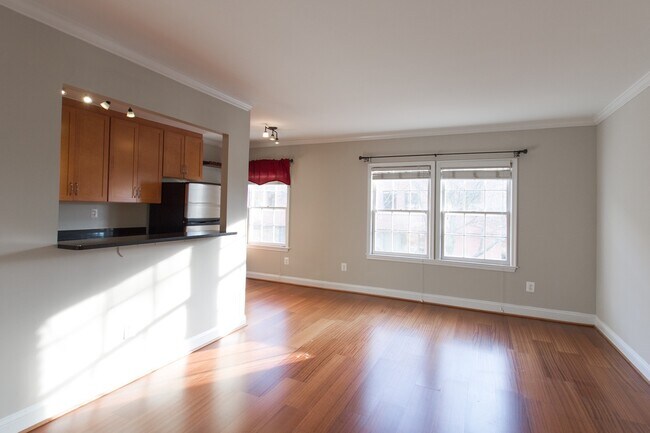Building Photo - Beautiful Light Filled One Bedroom In Rive...