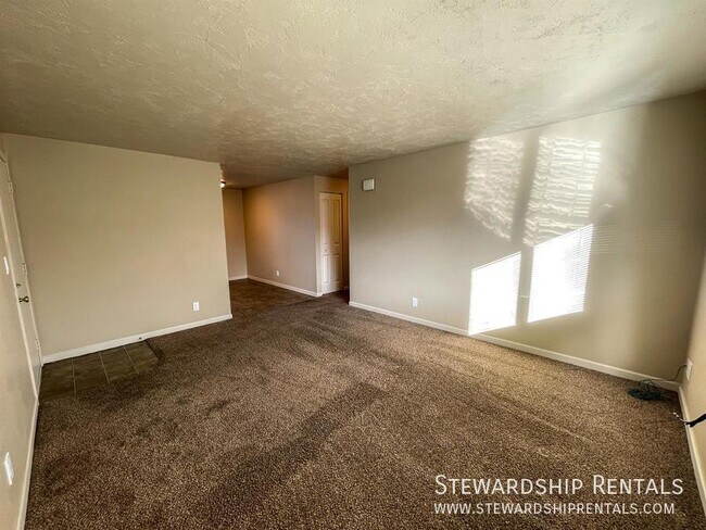 Building Photo - Recently updated 2B/1B
