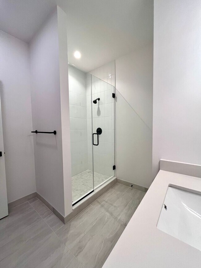 Foto del edificio - No Brokers Fee, No Security Deposit, In-Unit Washer and Dryer, Central Heat/ AC, Gym, Parking