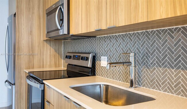 Foto del edificio - 2150 N Bayshore Dr