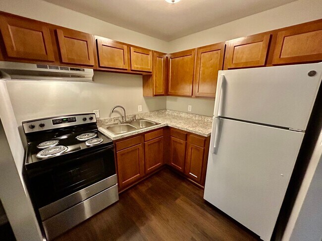 Building Photo - HALF OFF FIRST MONTH - 2 Bedroom in Versailles!
