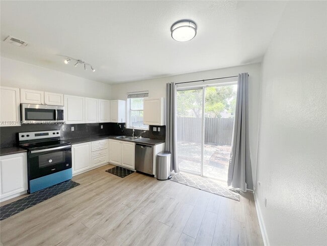 Foto del edificio - 5430 NW 107th Ave