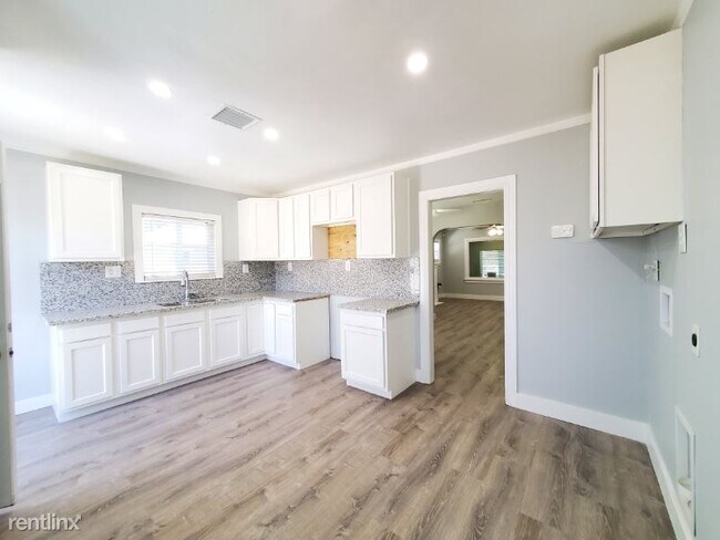 Foto del edificio - 2 br, 1 bath House - 168 W. 10th street